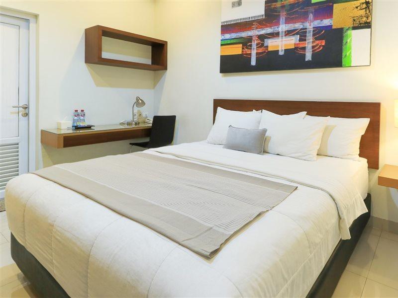 Home Guesthouse Surabaya Ngoại thất bức ảnh