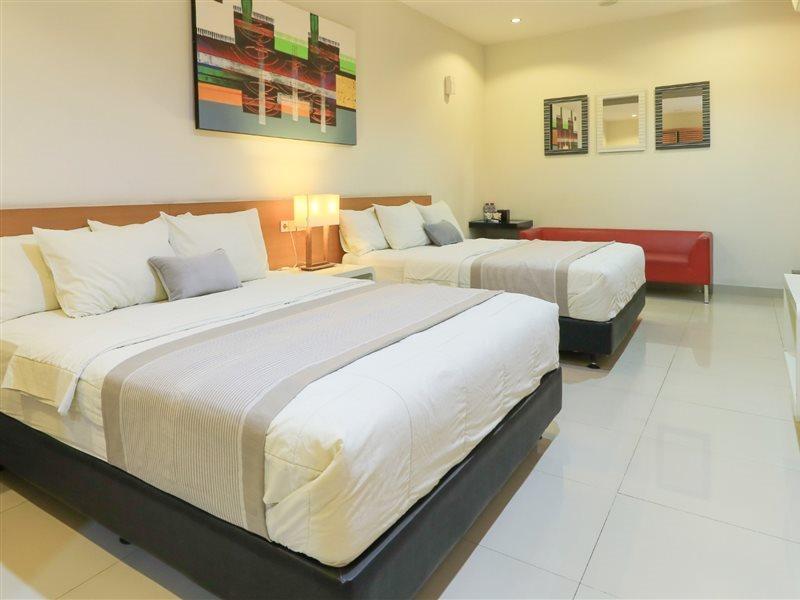 Home Guesthouse Surabaya Ngoại thất bức ảnh