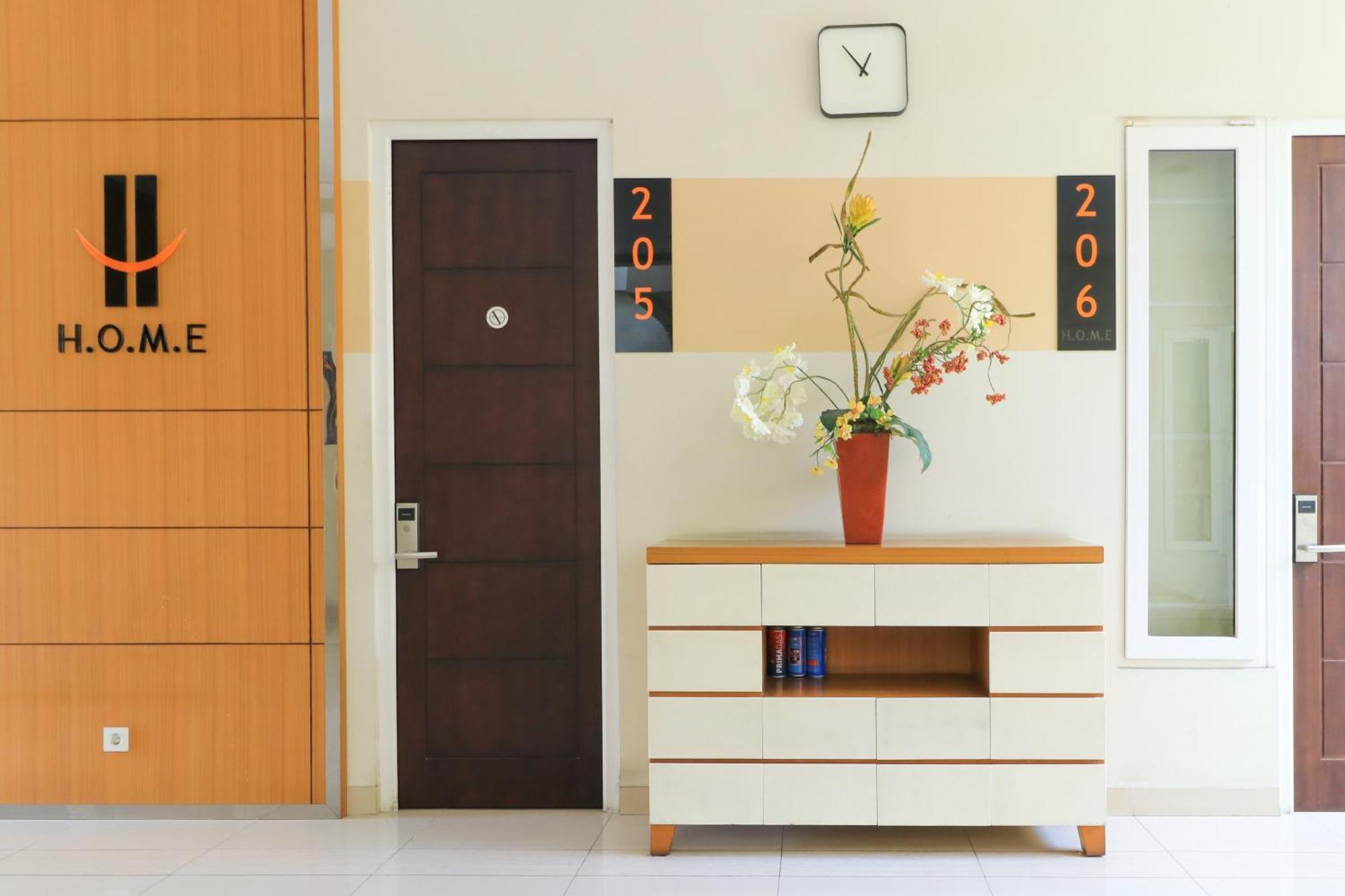 Home Guesthouse Surabaya Ngoại thất bức ảnh