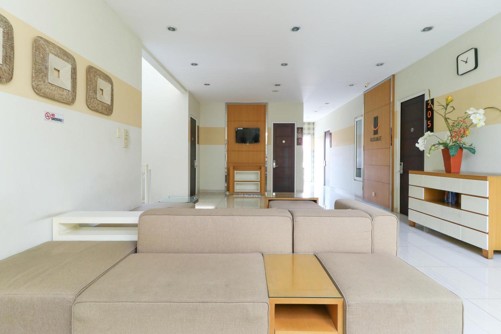 Home Guesthouse Surabaya Ngoại thất bức ảnh