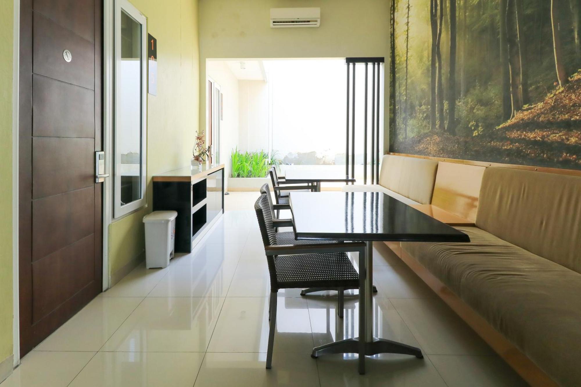 Home Guesthouse Surabaya Ngoại thất bức ảnh