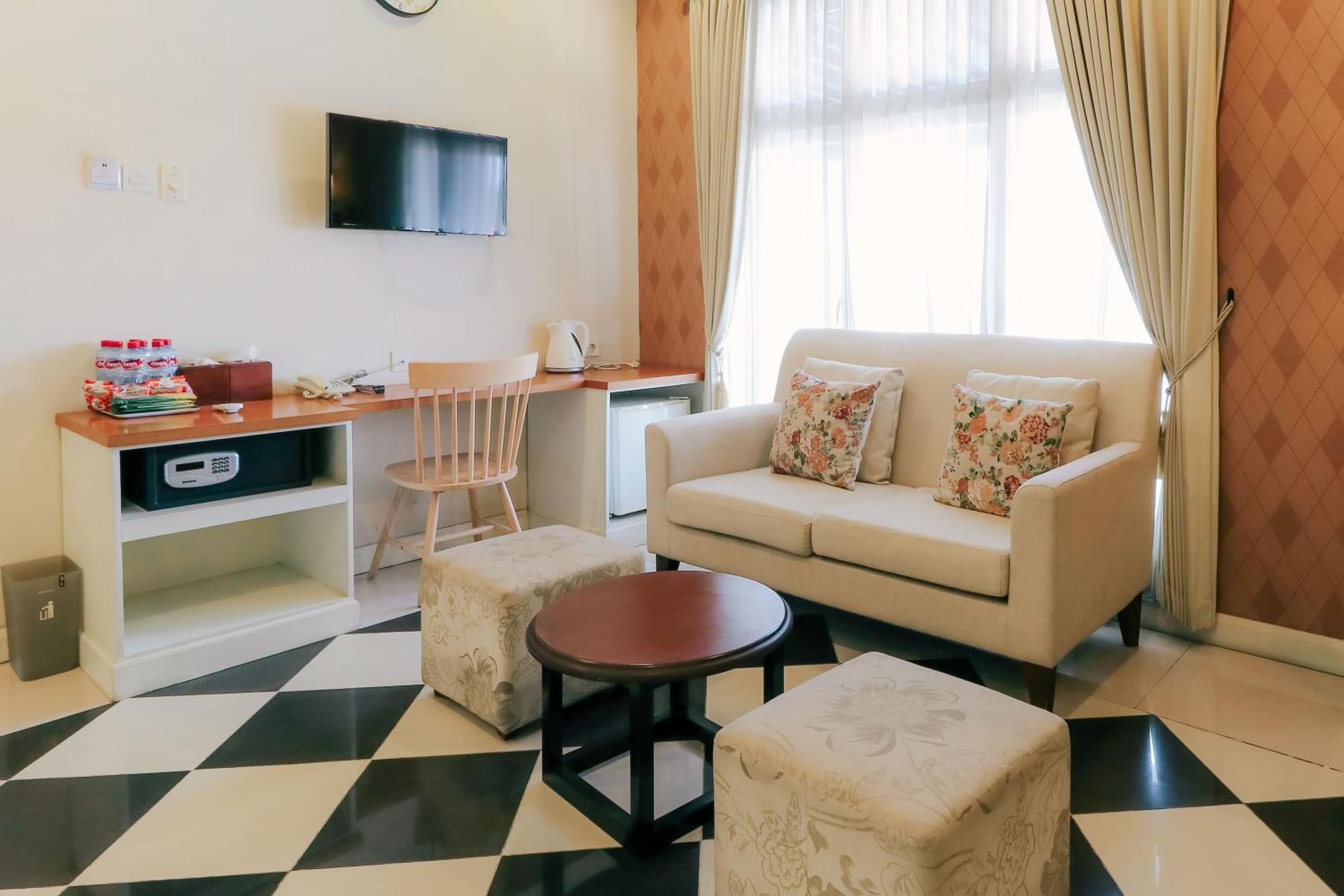 Home Guesthouse Surabaya Ngoại thất bức ảnh