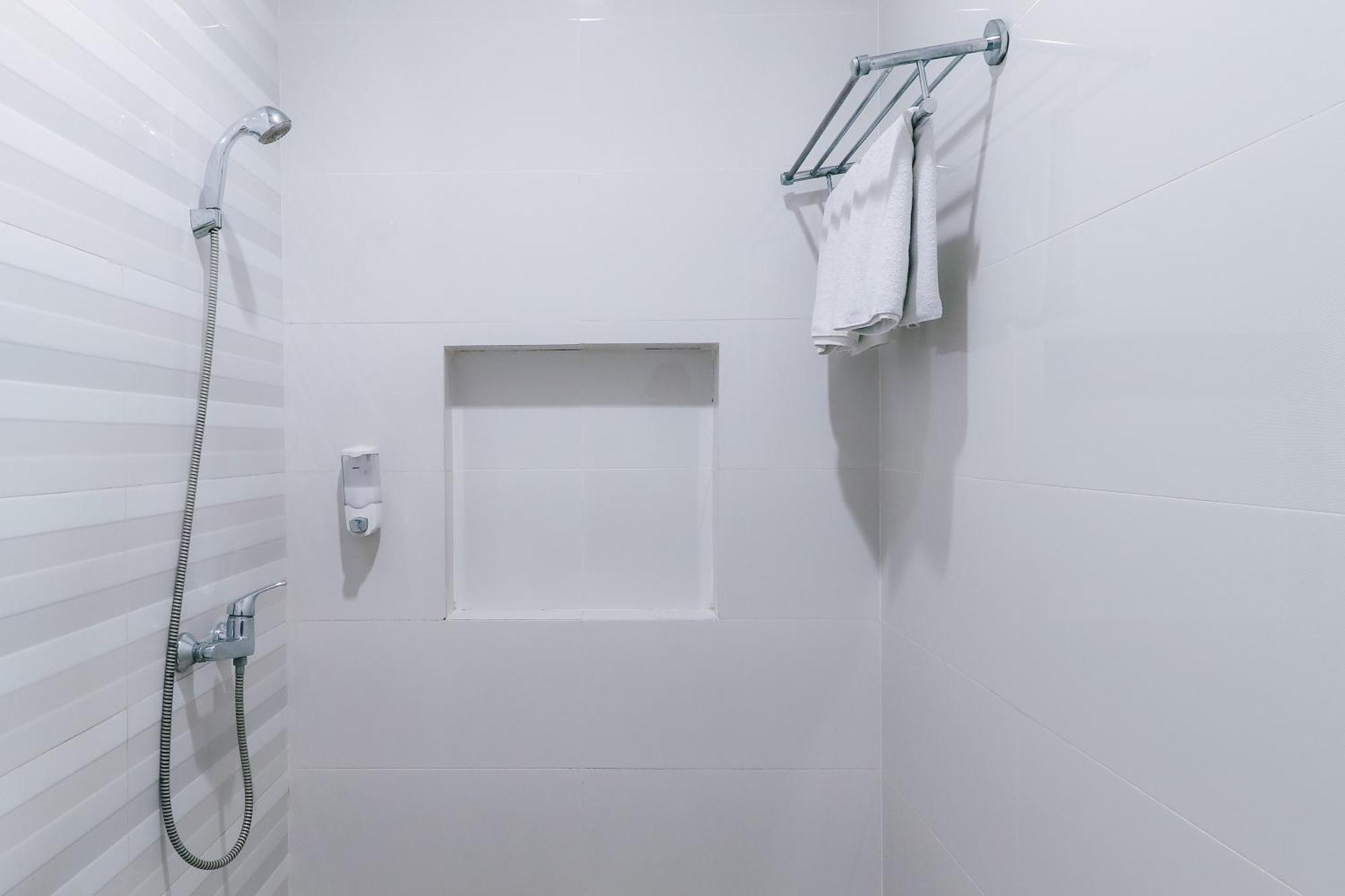 Home Guesthouse Surabaya Ngoại thất bức ảnh